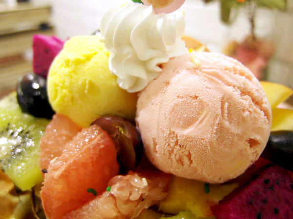 Le Petit Waffle蕾蓓蒂比利時鬆餅專賣店:邀約【大安】Le Petit Waffle蕾蓓蒂比利時鬆餅。鳳梨船入港震懾全場。濃濃幸福感。