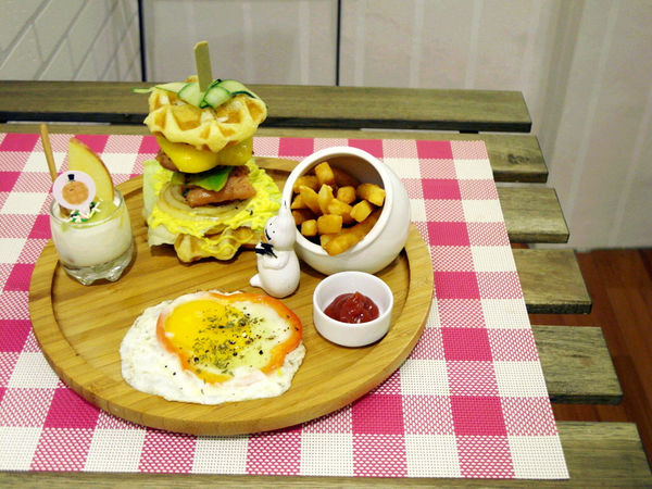 Le Petit Waffle蕾蓓蒂比利時鬆餅專賣店:邀約【大安】Le Petit Waffle蕾蓓蒂比利時鬆餅。鳳梨船入港震懾全場。濃濃幸福感。