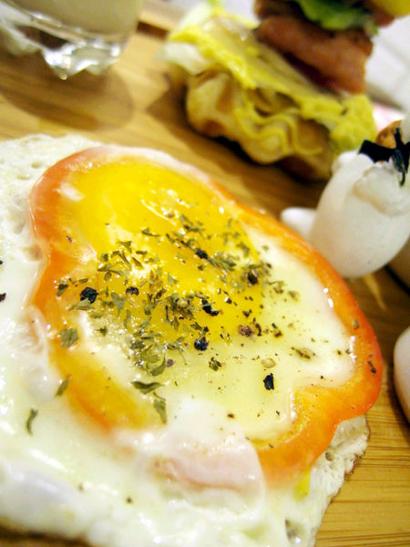 Le Petit Waffle蕾蓓蒂比利時鬆餅專賣店:邀約【大安】Le Petit Waffle蕾蓓蒂比利時鬆餅。鳳梨船入港震懾全場。濃濃幸福感。