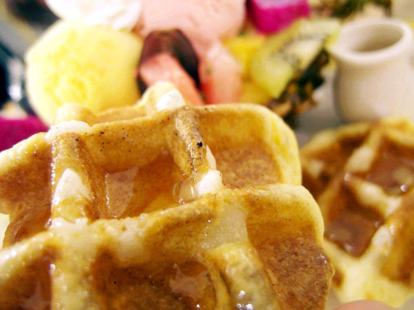 Le Petit Waffle蕾蓓蒂比利時鬆餅專賣店:邀約【大安】Le Petit Waffle蕾蓓蒂比利時鬆餅。鳳梨船入港震懾全場。濃濃幸福感。