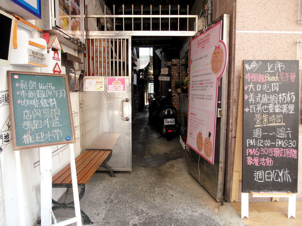Le Petit Waffle蕾蓓蒂比利時鬆餅專賣店:邀約【大安】Le Petit Waffle蕾蓓蒂比利時鬆餅。鳳梨船入港震懾全場。濃濃幸福感。