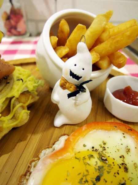 Le Petit Waffle蕾蓓蒂比利時鬆餅專賣店:邀約【大安】Le Petit Waffle蕾蓓蒂比利時鬆餅。鳳梨船入港震懾全場。濃濃幸福感。