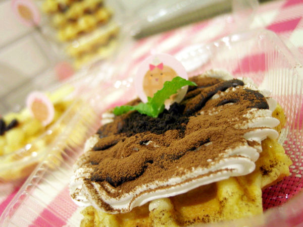Le Petit Waffle蕾蓓蒂比利時鬆餅專賣店:邀約【大安】Le Petit Waffle蕾蓓蒂比利時鬆餅。鳳梨船入港震懾全場。濃濃幸福感。