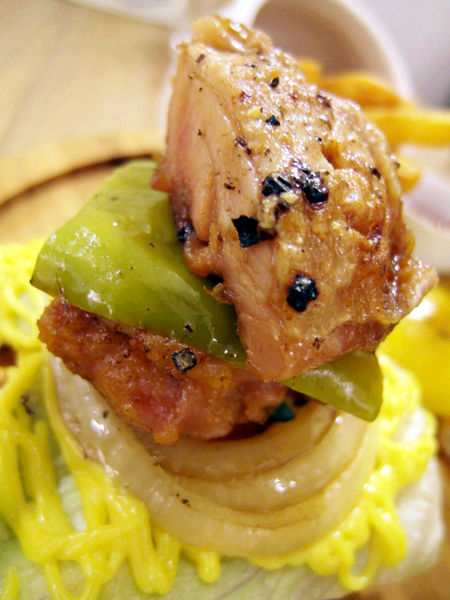 Le Petit Waffle蕾蓓蒂比利時鬆餅專賣店:邀約【大安】Le Petit Waffle蕾蓓蒂比利時鬆餅。鳳梨船入港震懾全場。濃濃幸福感。