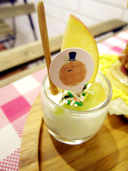 Le Petit Waffle蕾蓓蒂比利時鬆餅專賣店:邀約【大安】Le Petit Waffle蕾蓓蒂比利時鬆餅。鳳梨船入港震懾全場。濃濃幸福感。