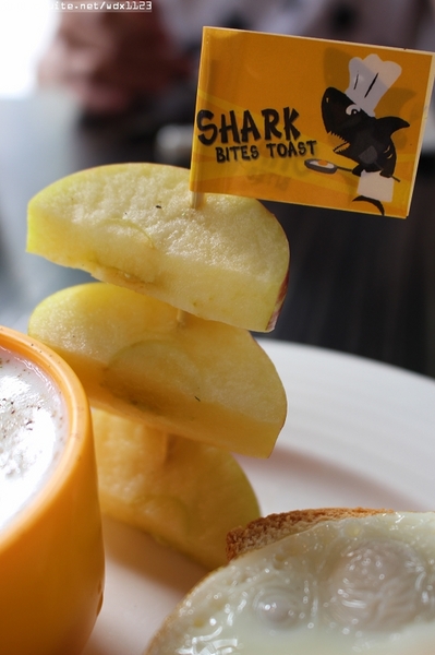 鯊魚咬土司(逢甲店)：鯊魚咬土司✪太陽公公說早安嘍~103.09.30