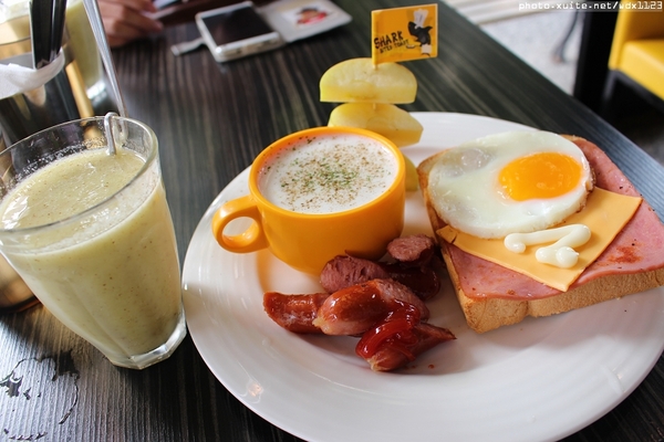 鯊魚咬土司(逢甲店)：鯊魚咬土司✪太陽公公說早安嘍~103.09.30