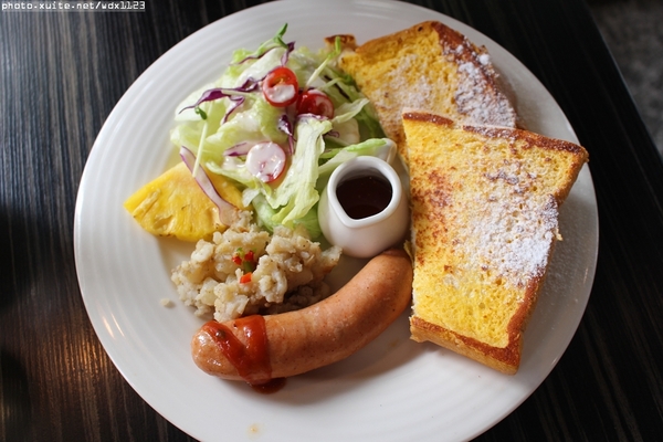 鯊魚咬土司(逢甲店)：鯊魚咬土司✪太陽公公說早安嘍~103.09.30