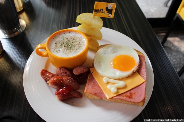 鯊魚咬土司(逢甲店)：鯊魚咬土司✪太陽公公說早安嘍~103.09.30