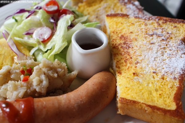 鯊魚咬土司(逢甲店)：鯊魚咬土司✪太陽公公說早安嘍~103.09.30