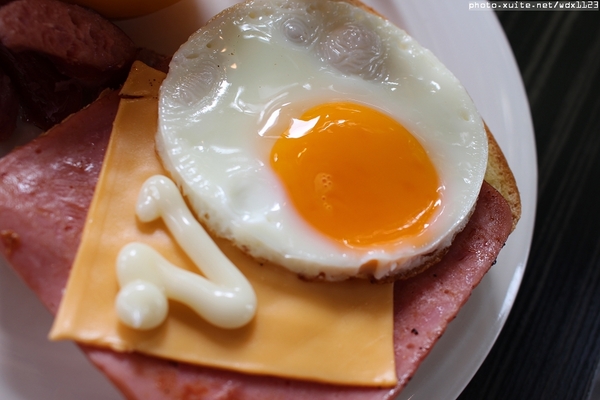 鯊魚咬土司(逢甲店)：鯊魚咬土司✪太陽公公說早安嘍~103.09.30