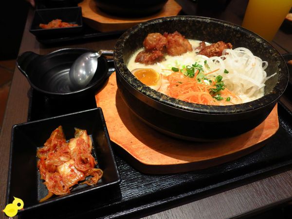 《窩客島邀約》捷運市政府站門扇雞骨白湯專賣 石鍋坎飯鍋巴料理