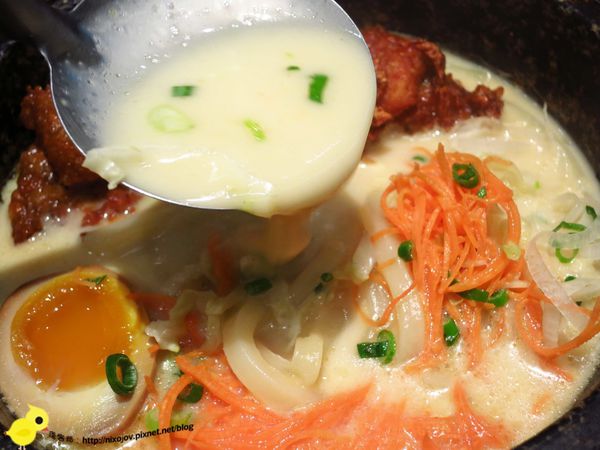 《窩客島邀約》捷運市政府站門扇雞骨白湯專賣 石鍋坎飯鍋巴料理