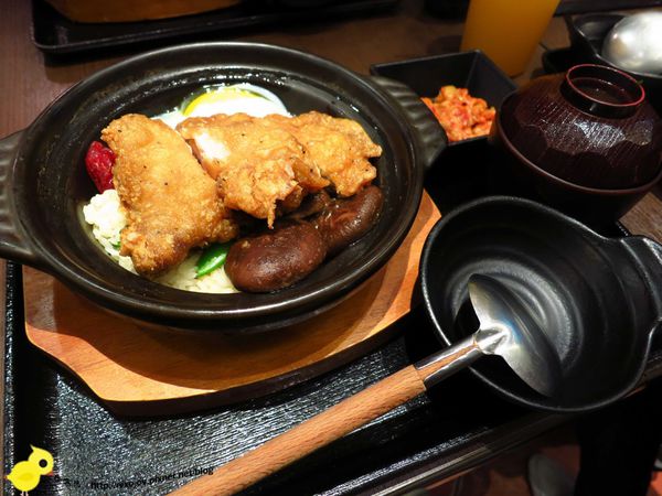 《窩客島邀約》捷運市政府站門扇雞骨白湯專賣 石鍋坎飯鍋巴料理