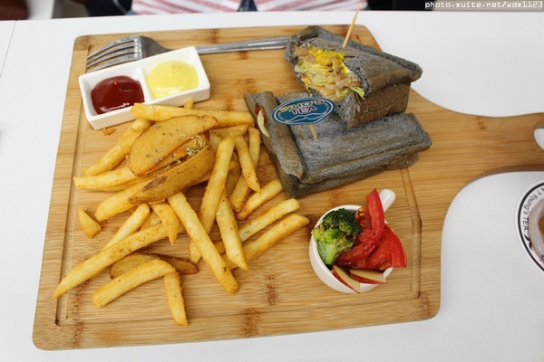 Who's tea 鬍子茶(逢甲店)：WHO'S TEA 鬍子茶(逢甲店)✪每人低消65元，飲料去冰量不變~103.10.05