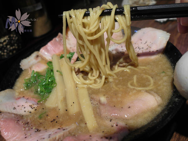 (餐點)濃湯醬油叉燒麵 麵條.jpg