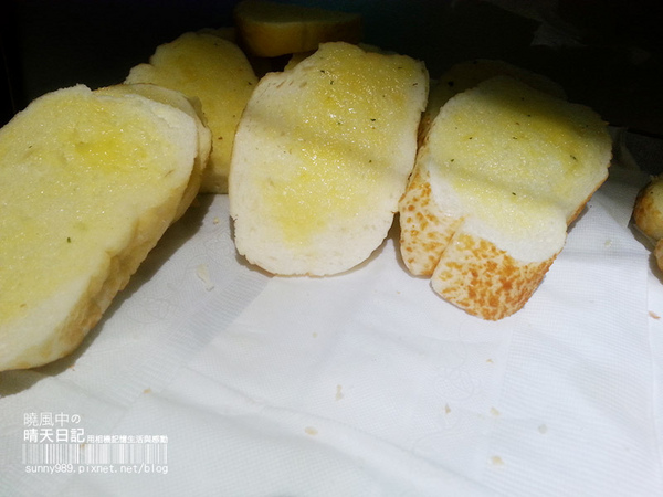 巴菲碳烤厚切牛排:【巴菲牛排】排餐美味出乎意料 用餐環境有改善空間