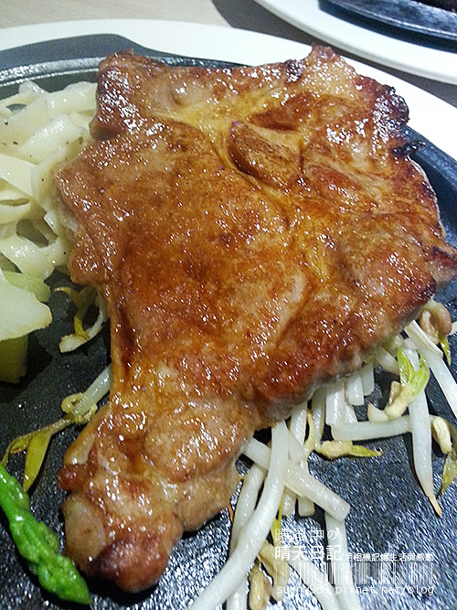 巴菲碳烤厚切牛排:【巴菲牛排】排餐美味出乎意料 用餐環境有改善空間