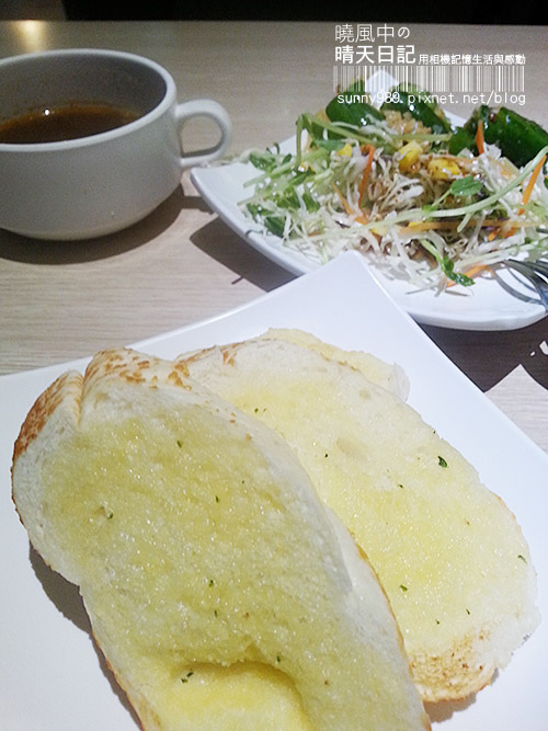 巴菲碳烤厚切牛排:【巴菲牛排】排餐美味出乎意料 用餐環境有改善空間