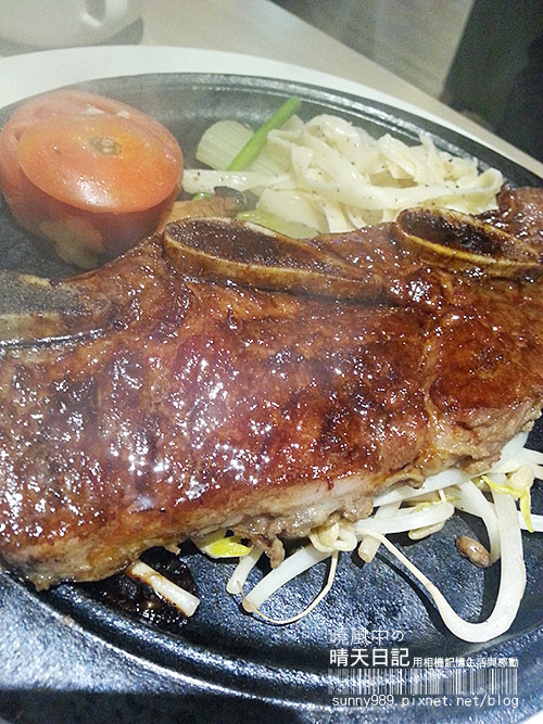 巴菲碳烤厚切牛排:【巴菲牛排】排餐美味出乎意料 用餐環境有改善空間