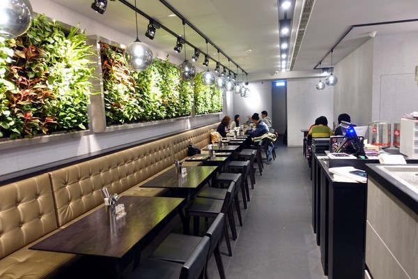 瓦法奇朵(台北車站店):(胖樺食記)主餐買一送二「瓦法奇朵(台北車站店)」。環境好服務佳適合團體聚餐聊天下午茶,誠品松菸店旁有分店