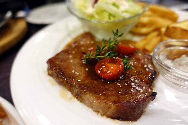 瓦法奇朵(台北車站店):(胖樺食記)主餐買一送二「瓦法奇朵(台北車站店)」。環境好服務佳適合團體聚餐聊天下午茶,誠品松菸店旁有分店