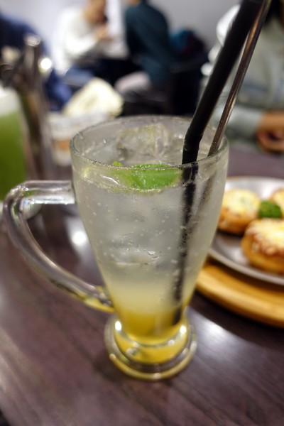 瓦法奇朵(台北車站店):(胖樺食記)主餐買一送二「瓦法奇朵(台北車站店)」。環境好服務佳適合團體聚餐聊天下午茶,誠品松菸店旁有分店