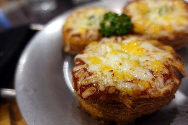 瓦法奇朵(台北車站店):(胖樺食記)主餐買一送二「瓦法奇朵(台北車站店)」。環境好服務佳適合團體聚餐聊天下午茶,誠品松菸店旁有分店