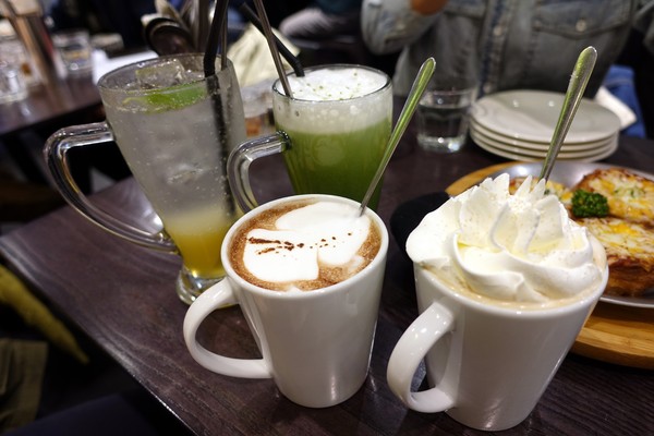 瓦法奇朵(台北車站店):(胖樺食記)主餐買一送二「瓦法奇朵(台北車站店)」。環境好服務佳適合團體聚餐聊天下午茶,誠品松菸店旁有分店