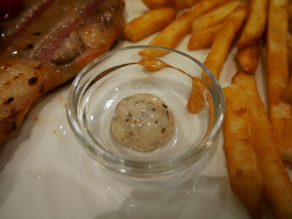 瓦法奇朵(台北車站店)：【瓦法奇朵(台北車站店)】美國安格斯牛大肋眼12 oz松露薯條佐XO醬美奶滋表現出色