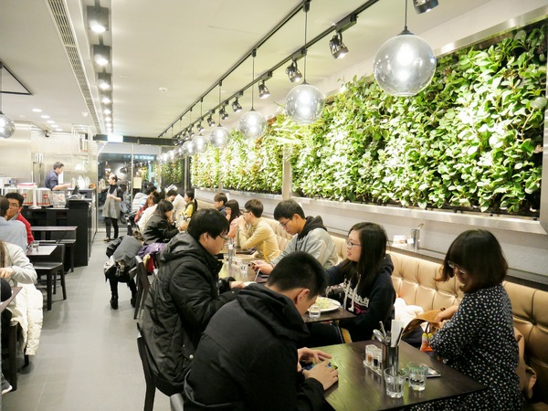 瓦法奇朵(台北車站店)：【瓦法奇朵(台北車站店)】美國安格斯牛大肋眼12 oz松露薯條佐XO醬美奶滋表現出色