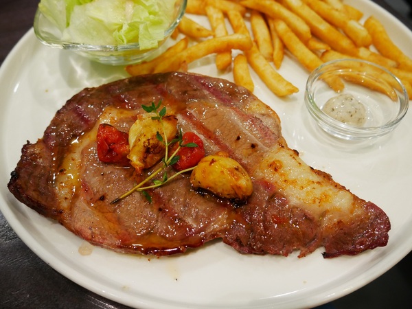 瓦法奇朵(台北車站店)：【瓦法奇朵(台北車站店)】美國安格斯牛大肋眼12 oz松露薯條佐XO醬美奶滋表現出色