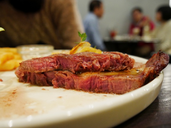 瓦法奇朵(台北車站店)：【瓦法奇朵(台北車站店)】美國安格斯牛大肋眼12 oz松露薯條佐XO醬美奶滋表現出色