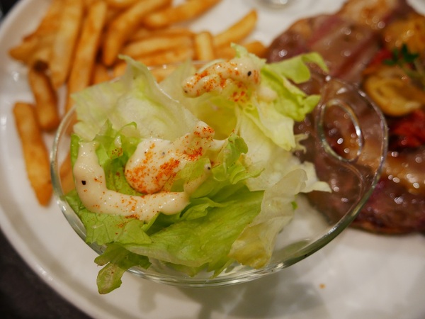 瓦法奇朵(台北車站店)：【瓦法奇朵(台北車站店)】美國安格斯牛大肋眼12 oz松露薯條佐XO醬美奶滋表現出色