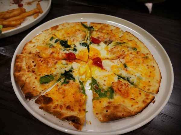 瓦法奇朵(台北車站店)：【瓦法奇朵(台北車站店)】美國安格斯牛大肋眼12 oz松露薯條佐XO醬美奶滋表現出色