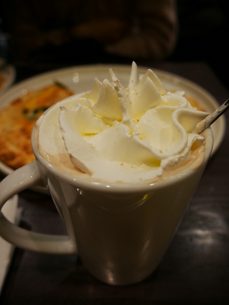 瓦法奇朵(台北車站店)：【瓦法奇朵(台北車站店)】美國安格斯牛大肋眼12 oz松露薯條佐XO醬美奶滋表現出色