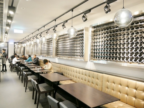 瓦法奇朵(台北車站店)：【瓦法奇朵(台北車站店)】美國安格斯牛大肋眼12 oz松露薯條佐XO醬美奶滋表現出色