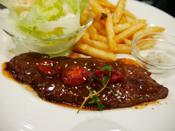 瓦法奇朵(台北車站店)：【瓦法奇朵(台北車站店)】美國安格斯牛大肋眼12 oz松露薯條佐XO醬美奶滋表現出色