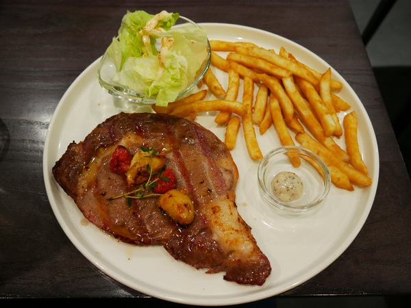 瓦法奇朵(台北車站店)：【瓦法奇朵(台北車站店)】美國安格斯牛大肋眼12 oz松露薯條佐XO醬美奶滋表現出色