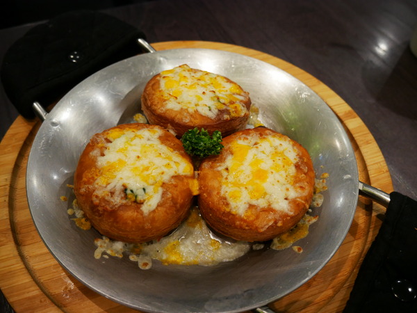 瓦法奇朵(台北車站店)：【瓦法奇朵(台北車站店)】美國安格斯牛大肋眼12 oz松露薯條佐XO醬美奶滋表現出色