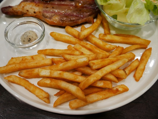 瓦法奇朵(台北車站店)：【瓦法奇朵(台北車站店)】美國安格斯牛大肋眼12 oz松露薯條佐XO醬美奶滋表現出色