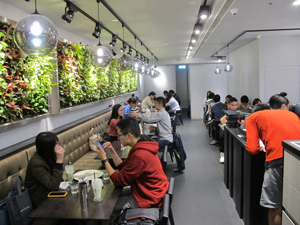 瓦法奇朵(台北車站店):瓦法奇朵台北車站店~~手撕牛胸肉蛋黃燉飯及香蕉厚鬆餅,超推薦!!