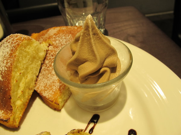 瓦法奇朵(台北車站店):瓦法奇朵台北車站店~~手撕牛胸肉蛋黃燉飯及香蕉厚鬆餅,超推薦!!