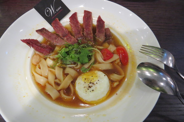 瓦法奇朵Waffogato(台北車站店)： ★蝦米!  整塊◇◇牛排牛肉麵只要99元(@[]@!!)         来