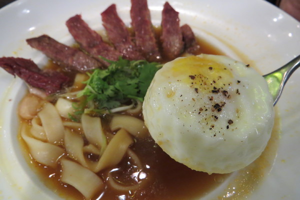 瓦法奇朵Waffogato(台北車站店)： ★蝦米!  整塊◇◇牛排牛肉麵只要99元(@[]@!!)         来