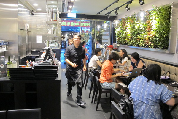 瓦法奇朵Waffogato(台北車站店):((瓦法奇朵西餐廳信陽店))*台北必吃美食* 安格斯牛排牛肉麵、沙朗牛排,親民價格好滋味,適合親朋好友來聚餐喔!