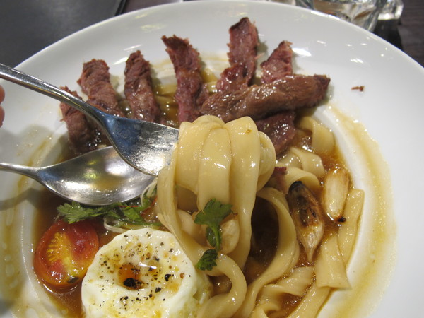 瓦法奇朵Waffogato(台北車站店):【台北市中正區】。瓦法奇朵 Waffogato 。上班族好去處!絕無僅有的安格斯牛排牛肉麵只要99元!