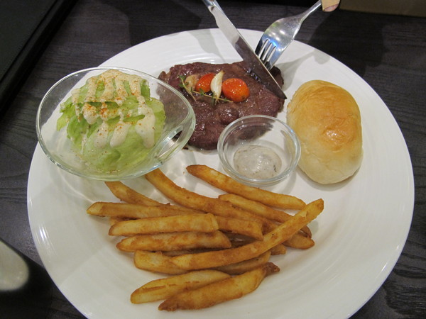 瓦法奇朵Waffogato(台北車站店):(Waffogato_瓦法奇朵站前店~美味食記)。高CP值餐廳推薦~安格斯牛排牛肉麵、雪花牛排皆只要99元~~