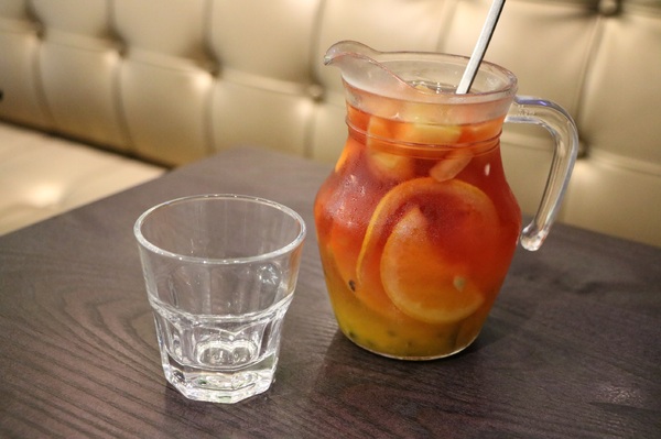 瓦法奇朵Waffogato(台北車站店):我這白皙的皮膚..怎麼捨得在烈日下曝曬呢??當然就是要找間無用餐時間限制的Perfect餐廳休憩一會兒囉!