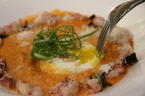 瓦法奇朵Waffogato(台北車站店):我這白皙的皮膚..怎麼捨得在烈日下曝曬呢??當然就是要找間無用餐時間限制的Perfect餐廳休憩一會兒囉!